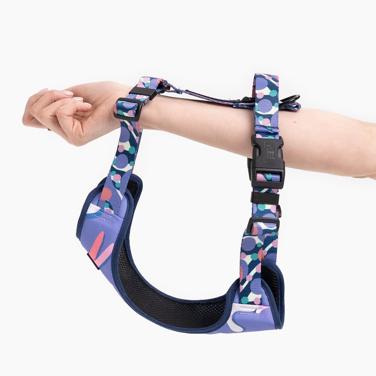 Stay-on pressure-free harness "Downward dog"