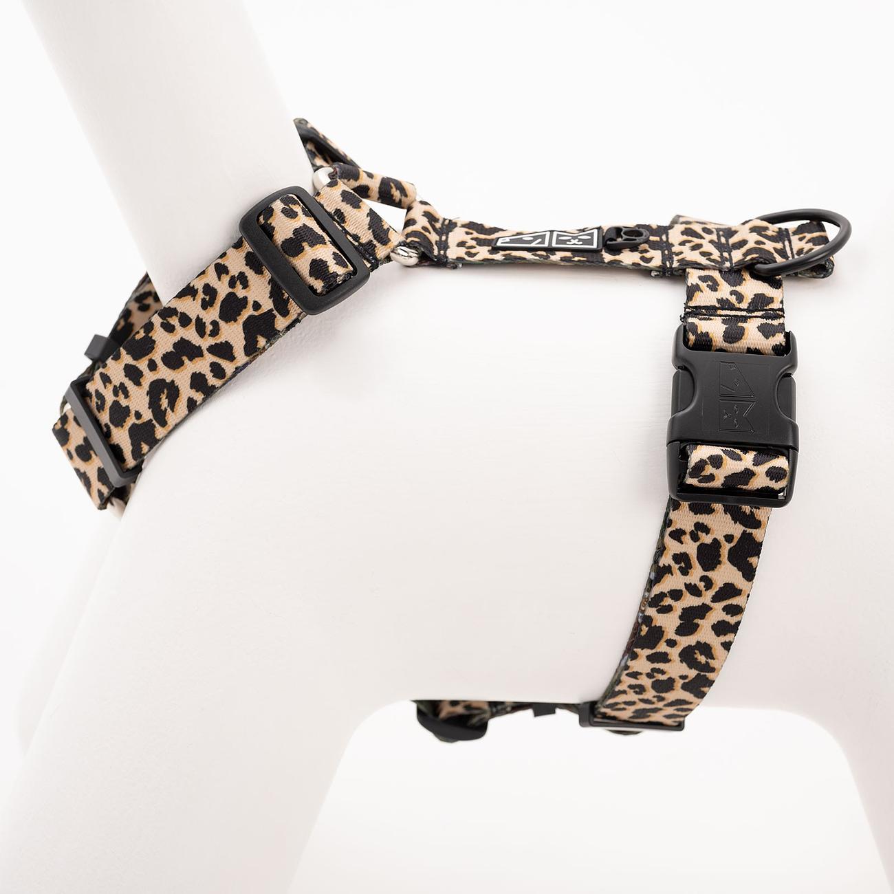 Stay-on guard harness "Respect the wildness" with leopard pattern on the top