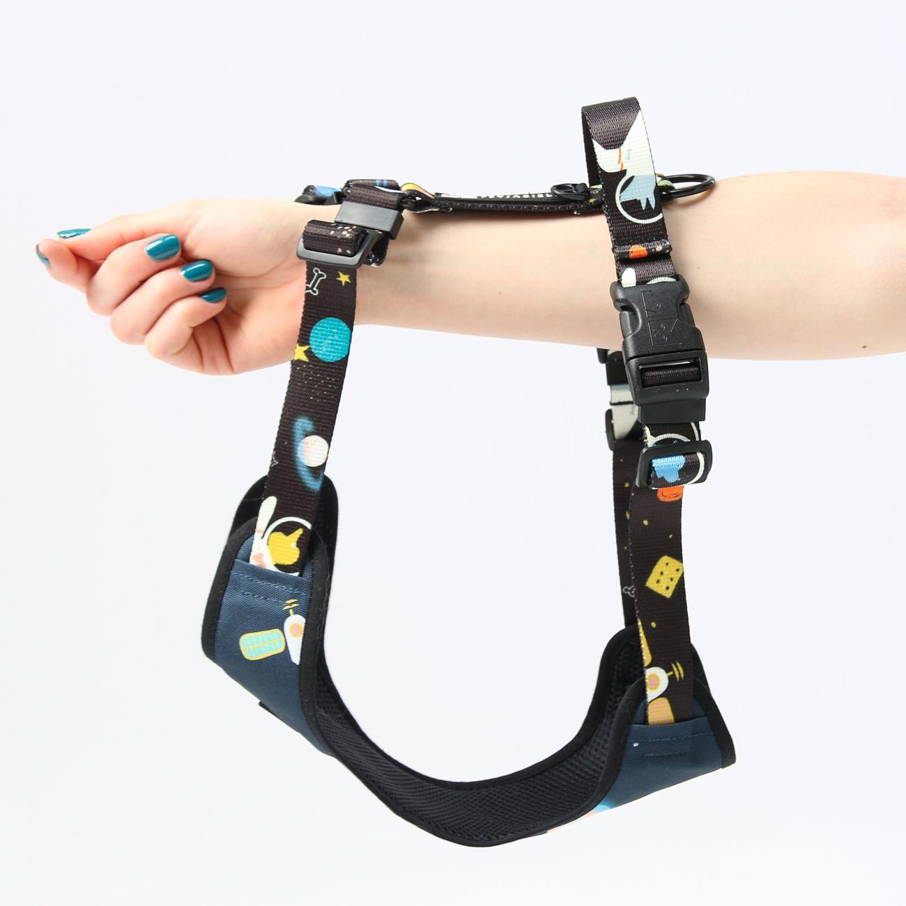 Stay-on pressure-free harness "I need space"